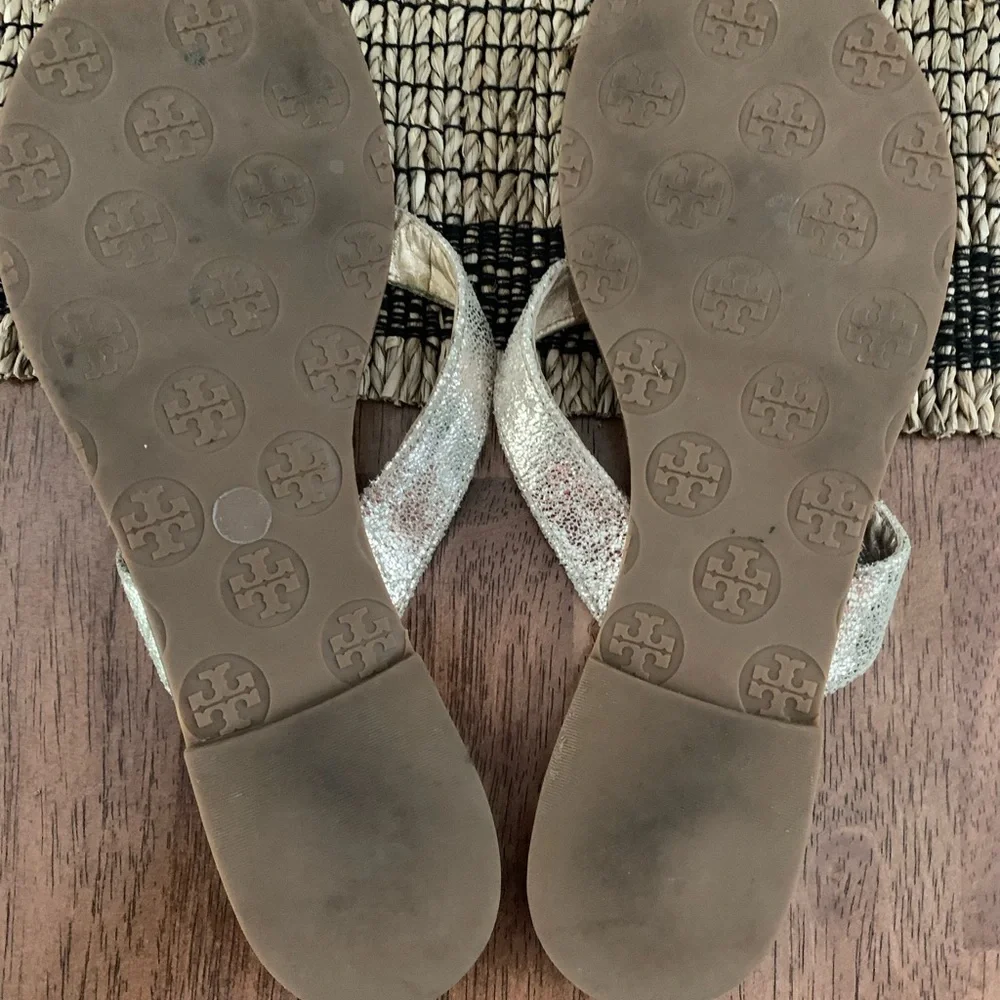 Tory Burch Thora gold flip flop sandals - Picture 5 of 5